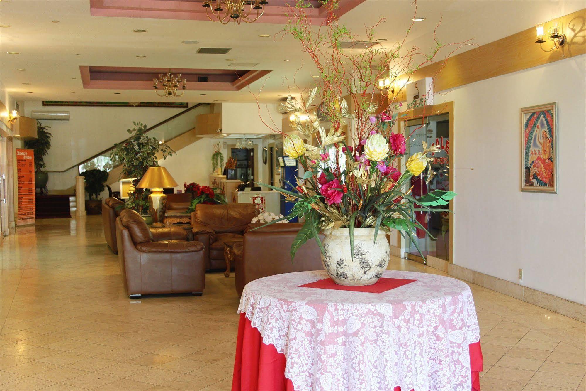 טומון Grand Plaza Hotel מראה חיצוני תמונה