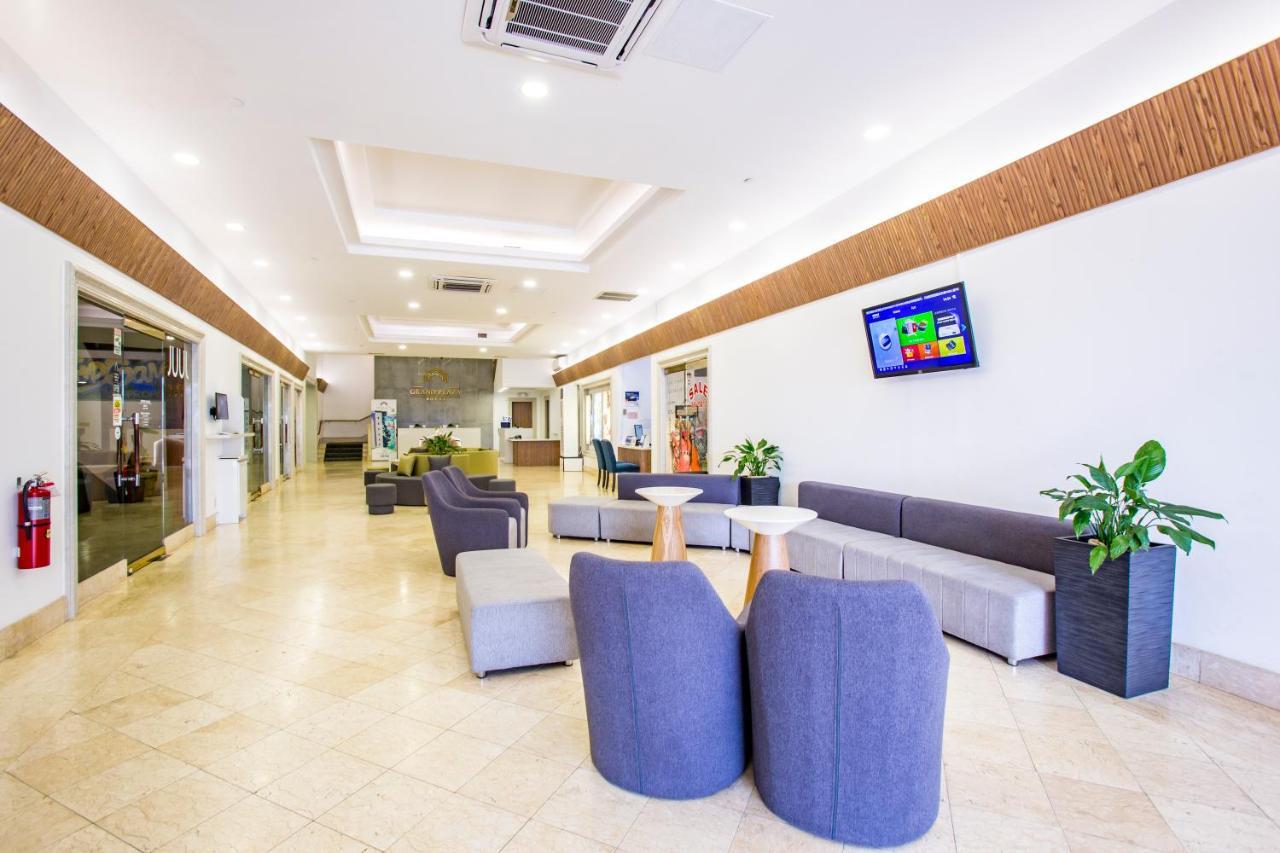 טומון Grand Plaza Hotel מראה חיצוני תמונה